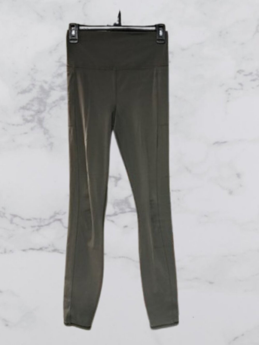 Vuori Studio Pocket Leggings Size S - FLAWED (small hole)